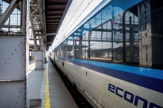 Vlak Českých drah v Německu zůstal stát s víc než 600 pasažéry a bez klimatizace - Seznam Zprávy