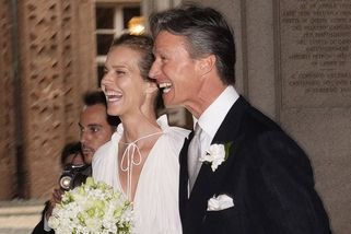Po pětadvaceti letech se dočkala: Eva Herzigová se vdala. Podívejte se, jak jí to seklo ve svatebních šatech - Super.cz