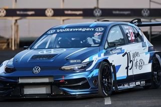 Výfuk speciálního Volkswagenu Golf ústí v předním nárazníku - Novinky