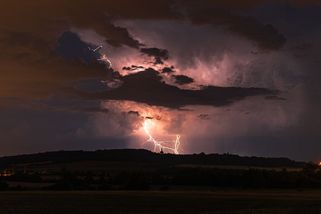 Česku hrozí bouřky a přívalové srážky, varují meteorologové - Novinky