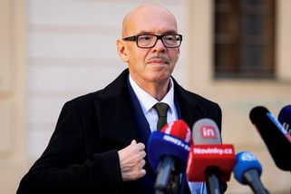 Umělci mají roznášet lásku, ne nenávist, řekl Oto Klempíř. Padla i slova o ‚temné řiti‘. Rýpla si i žena moderátora - Super.cz