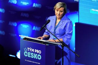 Žena vamp, obří cuketa i bradavky v upnutém tričku: Senátorka Mračková Vildumetzová jede ve Varech velké bomby