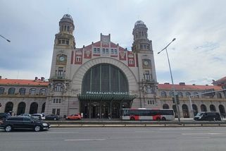 Policie evakuuje Hlavní nádraží v Praze, anonym hrozí bombou - Novinky