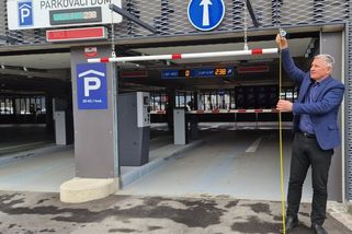 Správa železnic otevřela nový parkovací dům, některá osobní auta se do něj nevejdou