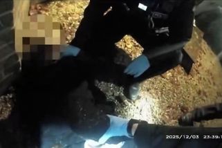 Pobodal mě, nemohu dýchat. Britská policie zveřejnila záběry studenta, kterého omylem spoutala - Novinky