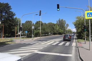 Motorkář předjížděl kolonu a narazil do kočárku na přechodu. Hledá ho policie - Novinky