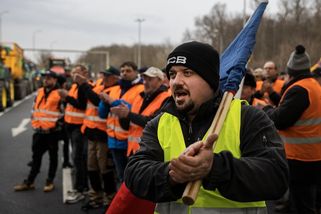 Podívejte se: Takhle zemědělci najeli na hraniční přechod - Seznam Zprávy