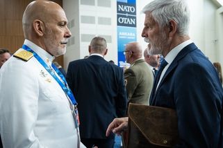 Diplomacie začíná respektem, ne arogancí, pane ministře Macinko! - Médium.cz