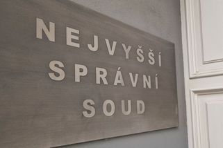 Policisté napálili zdrogovanému řidiči kauci a když nezaplatil, odtáhli mu auto. Soud jejich postup rozmetal - Novinky