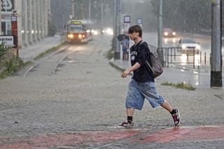 Nejdřív výheň, potom bouřky. Meteorologové popsali víkend plný výstrah, který lidem nedá vydechnout