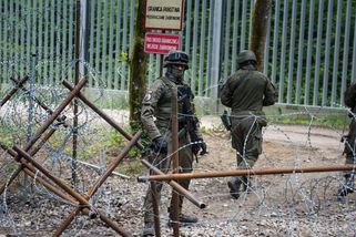 Polští vojáci po vypálení výstražných výstřelů na hranici s Běloruskem skončili v poutech - Novinky