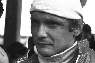 Zasáhlo jej ohnivé peklo, kněz mu dával poslední pomazání, ale přežil. Svět F1 si připomíná hrozivou havárii - Sport.cz