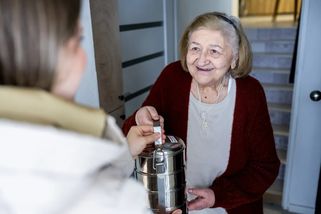 Senioři mají nárok na dotované stravování. Řada z nich o této možnosti stále neví a nevyužívá ji