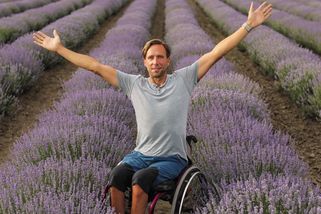 Voní do daleka. Rozkvetla největší levandulová plantáž v Česku - Novinky