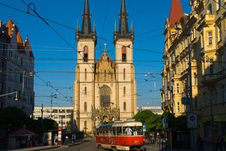Falešná záminka, krutá past. Jak sekta v Praze láká lidi a stříhá jejich vazby s okolím - Novinky