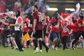 Zkrat fanoušků Slavie! Sparta nechce pokračovat v zápase - Sport.cz