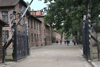 V ukradené uniformě SS vyvedl Jerzy Bielecki svou lásku z Osvětimi. Po 39 letech ji vítal 39 růžemi - Médium.cz