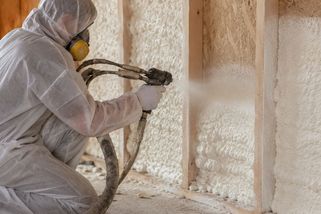 Vystříkali si podkroví PUR pěnou a teď mají doma saunu. Některé izolace v letních vedrech neobstojí