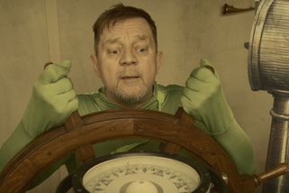 Petr Čtvrtníček se mění v mloka. Střihl si dvojroli v hvězdně obsazeném filmu podle Čapkovy sci-fi - Médium.cz