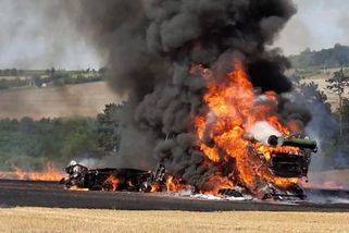 Kombajn i s polem v plamenech: škoda dosáhla patnácti milionů korun | hasici.cz