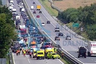 Po nehodě na dálnici D1 na Benešovsku je šest zraněných, z toho tři děti - Novinky