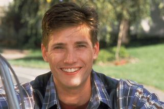 Sasha Mitchell z Kroku za krokem slaví 59 let a je k nepoznání. Z Kouďáka je dnes vousatý opravář s postavou zápasníka