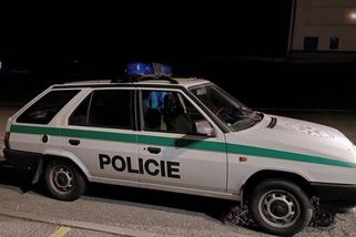 Znak na kapotě i maják. Na Prostějovsku zastavili muže ve starém policejním autě - Novinky