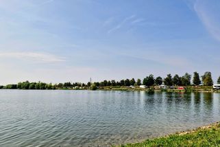 Nejkrásnější české pískovny ke koupání. Tyrkysová voda, písečné pláže a místa jako u moře - Médium.cz