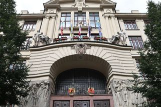 Magistrát po policejní razii poslal dva stíhané úředníky na překážky - Seznam Zprávy