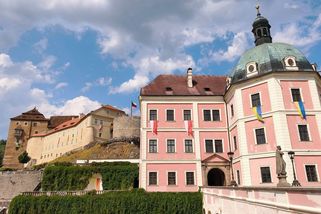 Zámek na Karlovarsku čelí útokům kvůli žluto-modrým praporům - Novinky