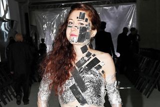 Eva Toulová ve Varech opět šokuje svým outfitem! Přes prsa obmotala jen alobal a potravinovou fólii