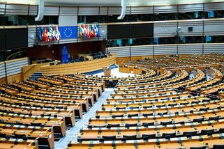 Europoslanci schválili možnost šmírování lidí - Novinky
