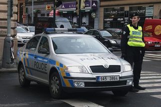 Alarmující video na síti. Slabí policisté a arogantní král silnic