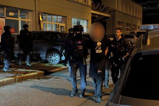 Barman v Praze vytáhl na opilé hosty zbraň, zasahovali policisté se samopaly - Novinky