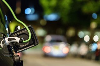 1000 km elektromobilem za 752 Kč, nebo 4 572 Kč? Prošli jsme platné ceníky všech velkých dobíjecích sítí