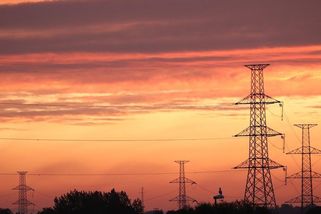 Elektřina místo plynu a ropy. EU představila plán, jak urychlit proměnu energetiky