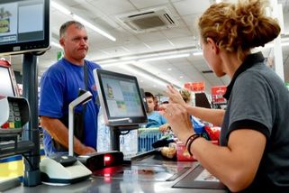 Chtěl „obyčejné cigarety“. Nekuřácká prodavačka netušila, které má podat