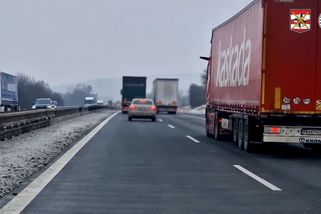 Levý pruh dálnice je pro předjíždění, ne pro stálou jízdu. Policisté na D2 u Brna trestali šoféry - Novinky