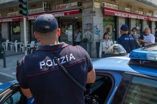 Maskovaný útočník v Miláně dvacetkrát bodnul náhodného muže. Po zadržení mluvil o zábavě - Novinky