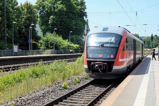 Šestnáctiletý teenager v Sasku brutálně napadl strojvedoucího regionálního vlaku - Novinky