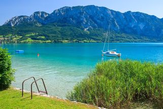 Proč letos nezkusit místo moře Attersee. Rakouské jezero nabízí klid, čistotu i dovolenou bez stresu - Médium.cz