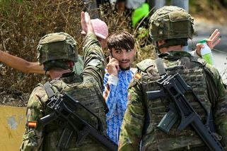 Peklo v Ceutě: Domobrana s pálkami brání čtvrti, armáda staví námořní val