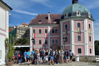 To nejsou ukrajinské vlajky! Zámek musí odrážet kuriózní stížnosti - Seznam Zprávy