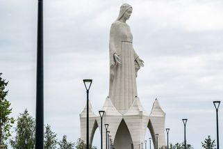 Má překonat Krista. Polský miliardář dokončuje obří sochu Panny Marie - Seznam Zprávy