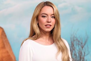 Víc se vyprsit nešlo. Sydney Sweeney rozpálila fanoušky ve spodním prádle. Odhalený zadeček v krajce málem nerozdýchali - Super.cz