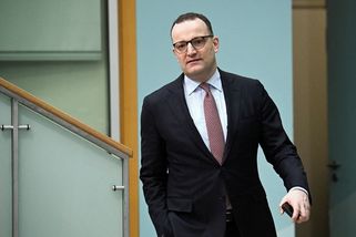 Šéf poslanců CDU/CSU rezignoval. Syna mu odnosila náhradní matka - Seznam Zprávy