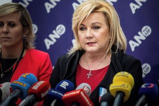 Důchodci, co uvěřili, že jim vrátí tisícovku, to mají černé na bílém, že ne - Médium.cz