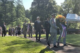 Nevěřme, že žití v míru a dostatku musí být stále, řekl Pavel na pietě za Ležáky - Novinky