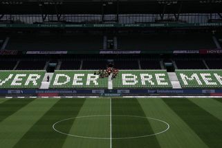 Bizarní chyba za miliony. Dělníkovi přišel sloup zbytečný, po jeho uříznutí se zřítila část tribuny - Sport.cz
