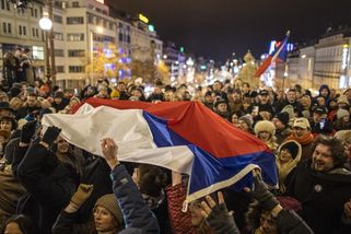 Obrazem: „Ať žije Pavel!“ Václavák si zopakoval silvestr. Dočkal se i hlavní hvězdy - Seznam Zprávy